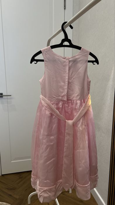 Продам нарядное платье для девочки