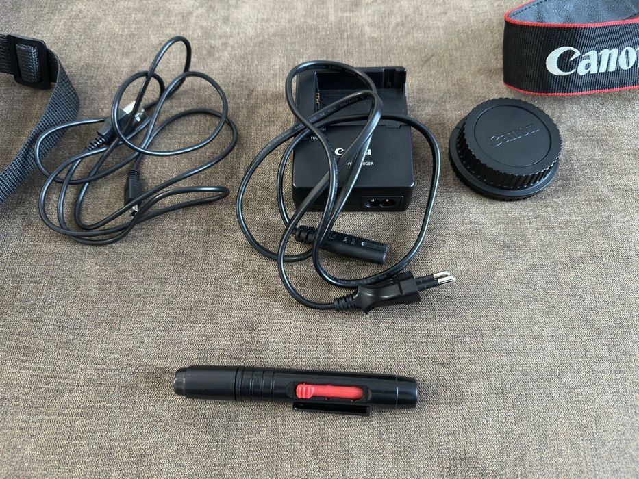 Фотоапарат DSLR Canon EOS 700D, 18MP + Обектив EF-S 18-55мм IS STM