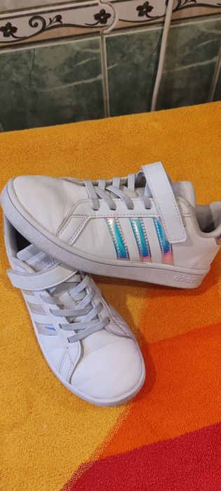 Adidas fetița Nr 32  albi