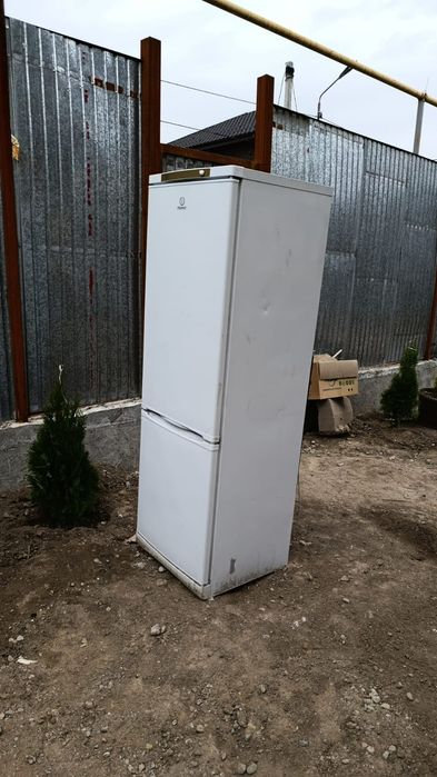 Две кроватки и холодильник