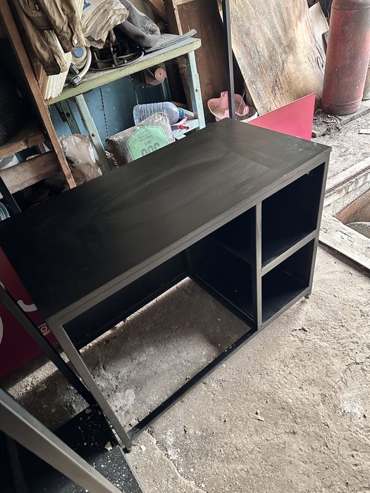 Торговое оборудование, стеллажи и стол-ресепшн