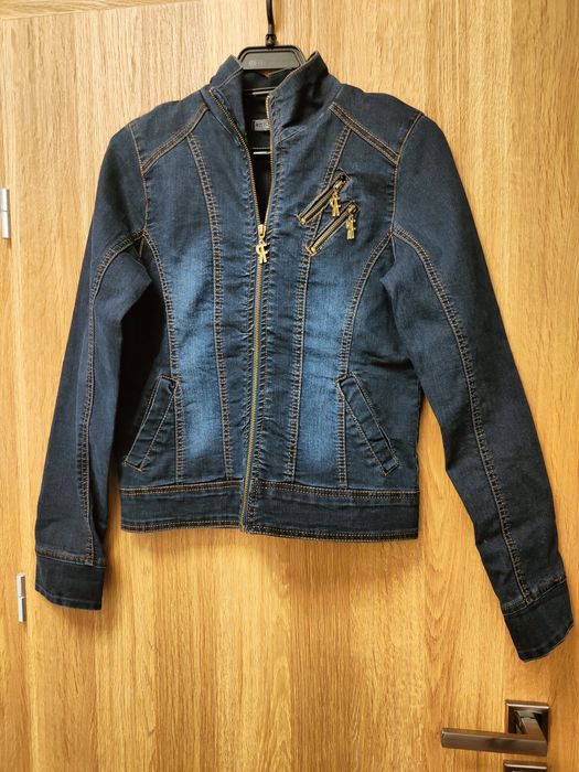 Дамско яке с красив гръб