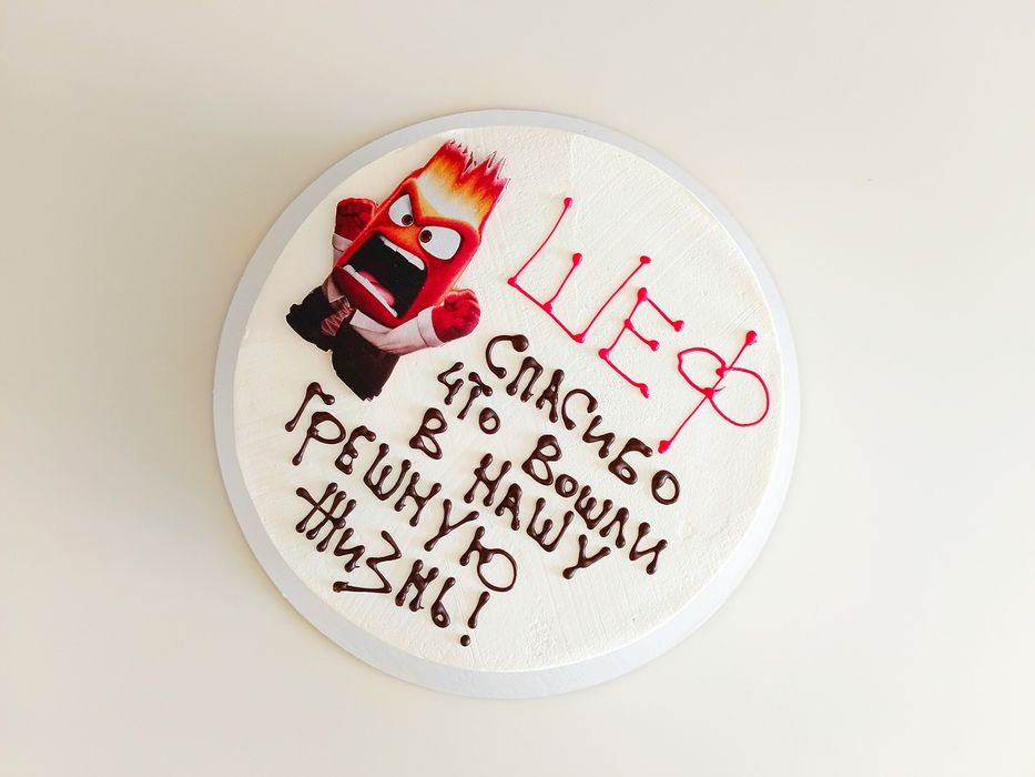 Торты с шоколадными рисунками и печатью.