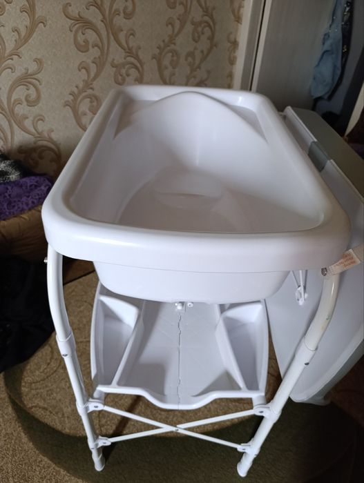 Пеленальный столик и ванночка