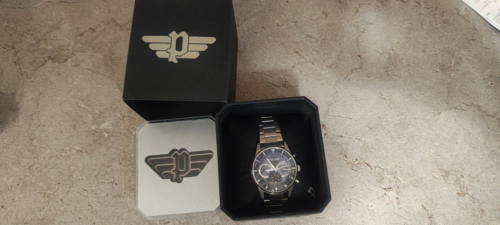 Продавам часовник Police
