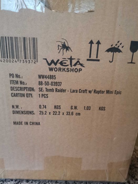 Weta Workshop Tomb Raider - Lara Croft & Raptor, 24 cm