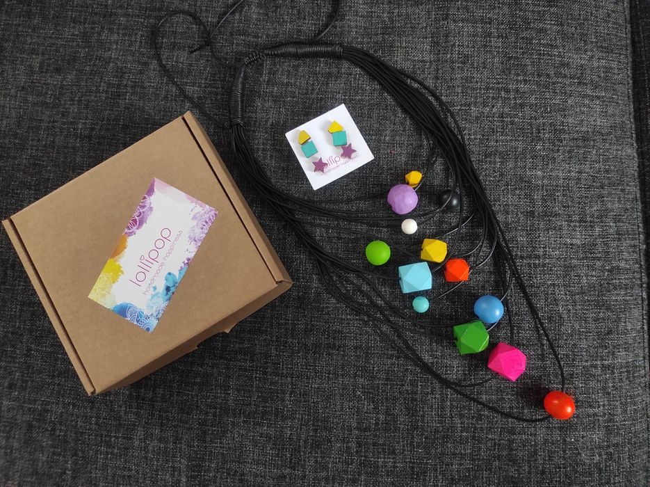 Ефектно цветно колие с подарък обеци