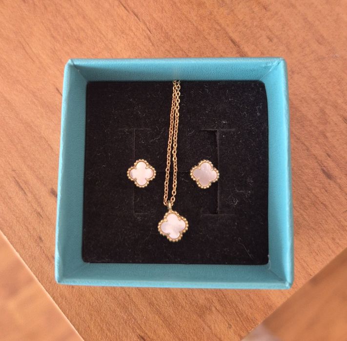 Комплект обеци и колие