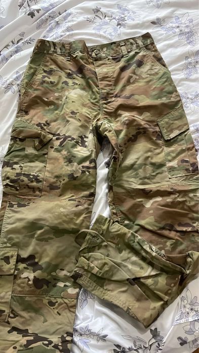 Pantaloni militari