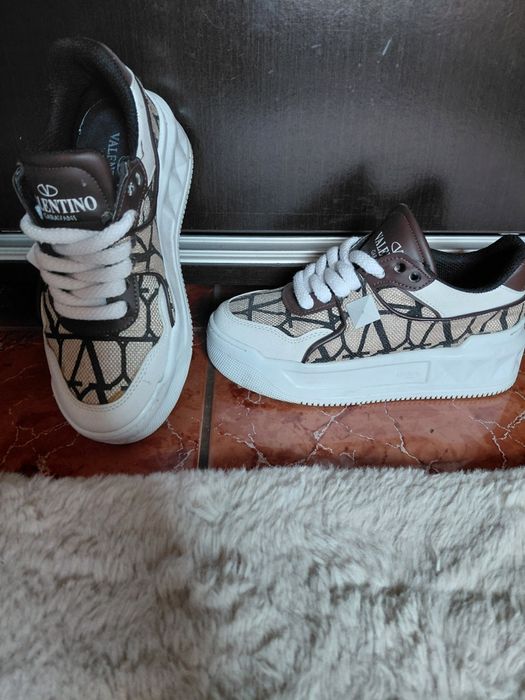 Adidași  Valentino 100 lei disp pana pe 15.10