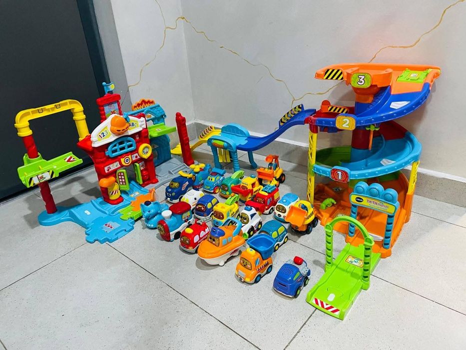 Statie de pomieri Vtech + 20 masinute si parcare
