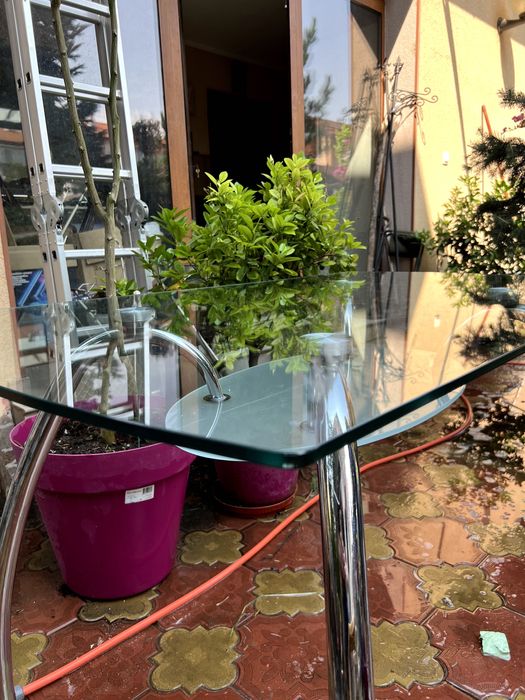 Стъклена маса с метална основа - никелирана.