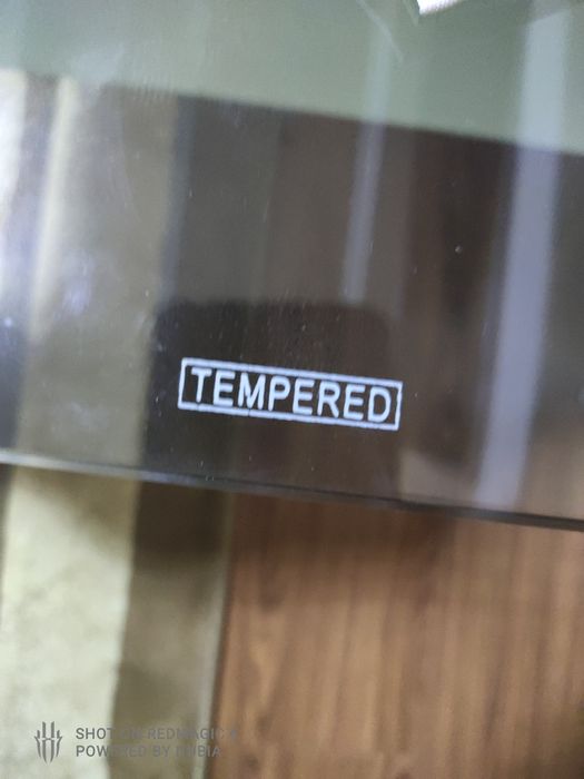 Стеклянный стол для гостиной