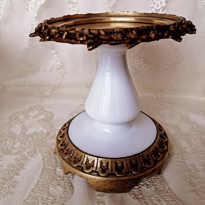 Месинг и млечно стъкло.