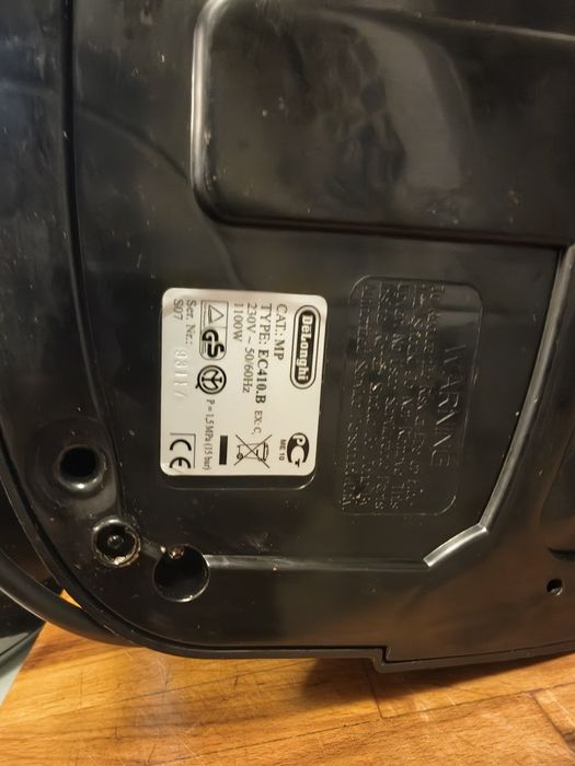 Продавам кафе машина Delonghi EC 410.B
