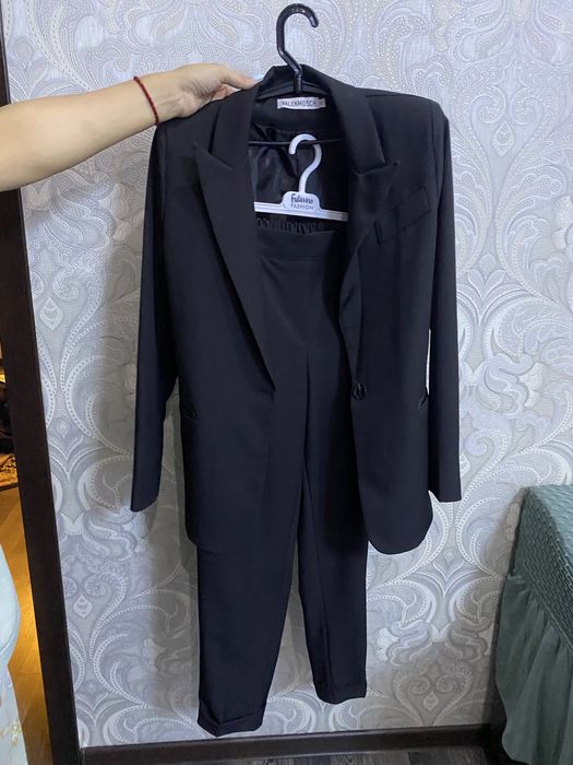 Продам женский брючный костюм