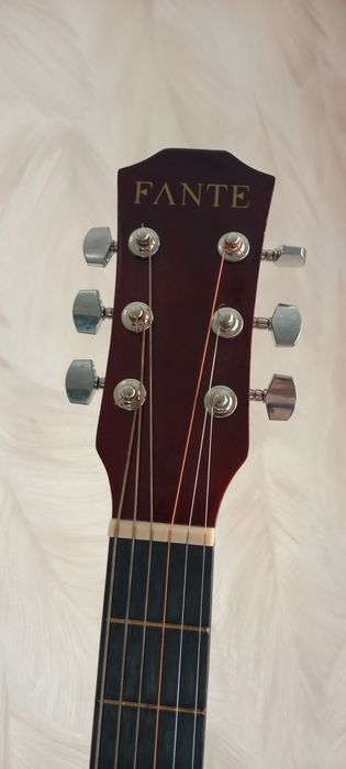 Продам гитару в хорошем состояние