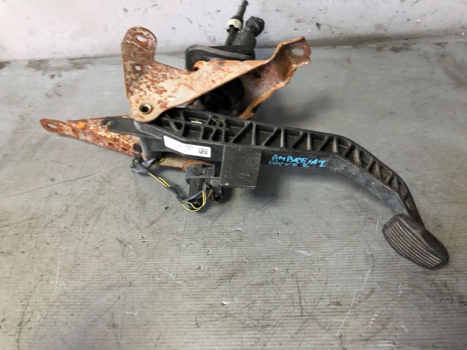 pedala ambreiaj 1.6 tdci ford focus 2