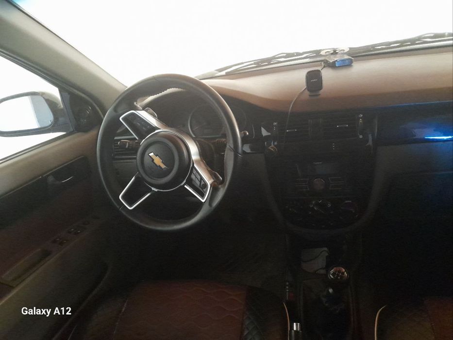 Chevrolet Lacetti 1.8 sotiladi