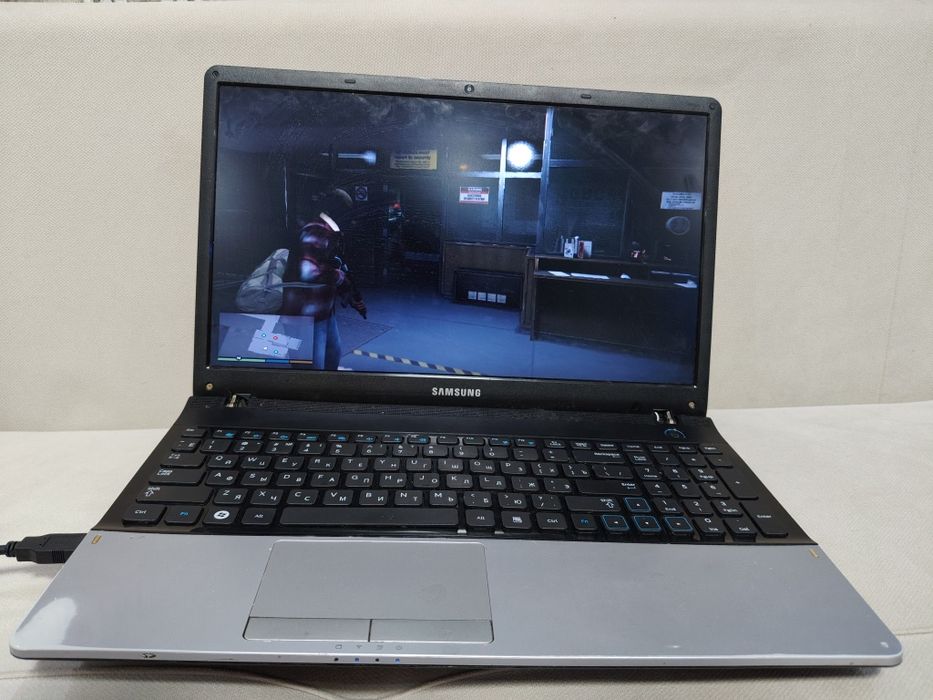 Ноутбук Samsung NP300E