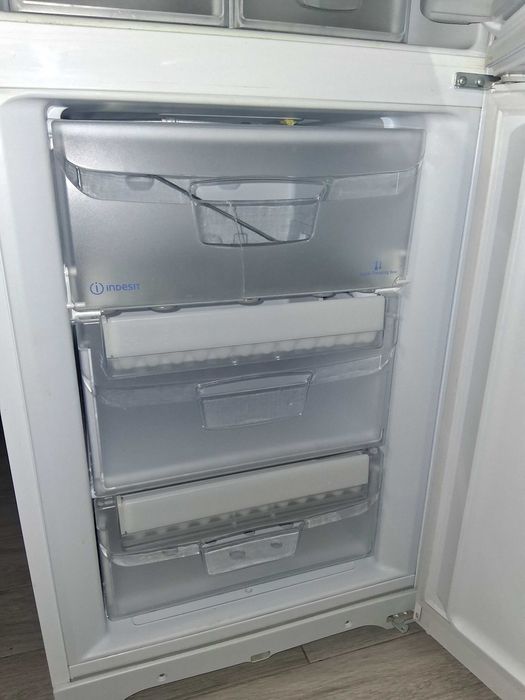 Хладилник с фризер Indesit за ползване,ремонт