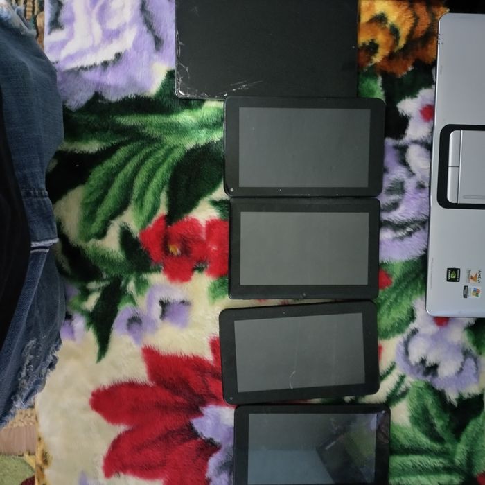 Vând laptopuri plus tablete
