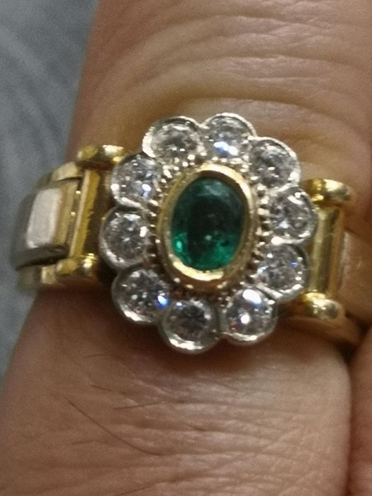 Vind inel din aur 18kt cu diamante și smarald