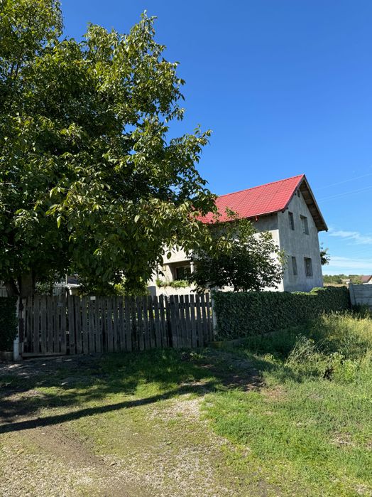 Vand casa cu mansarda