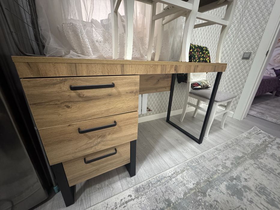 Продам письменный стол.