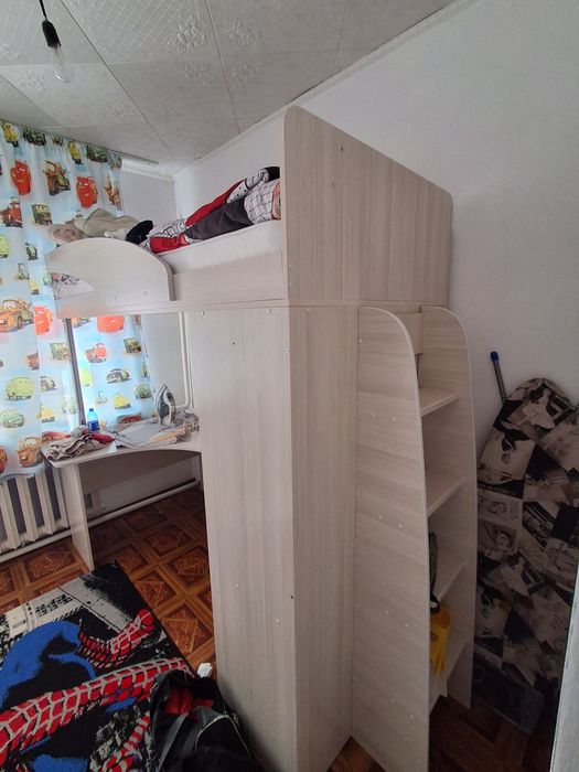 Продам кровать со столом и шкафом