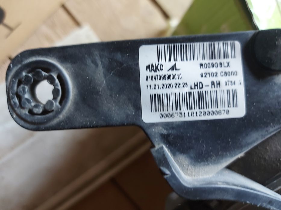 Far dreapta si stanga Hyundai i20 cod 92102C8000