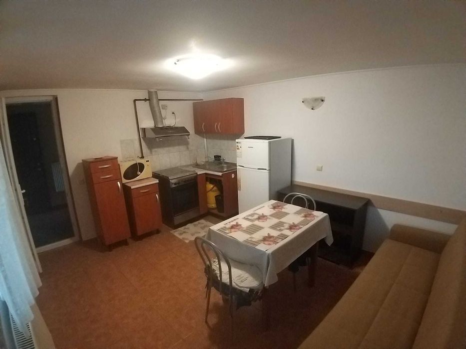 Inchiriez apartament 2 camere ( studio) la curte