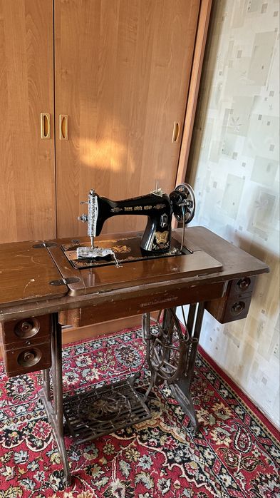 Ретро швейная машинка батерфляй