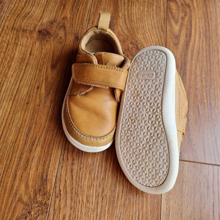 Pantofi Clarks 22.5 piele extrem de usori si flexibili