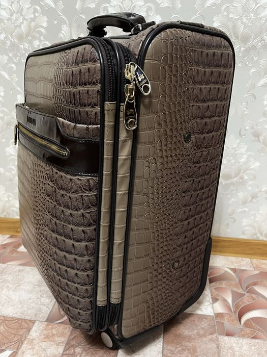 Продам чемодан на колесиках