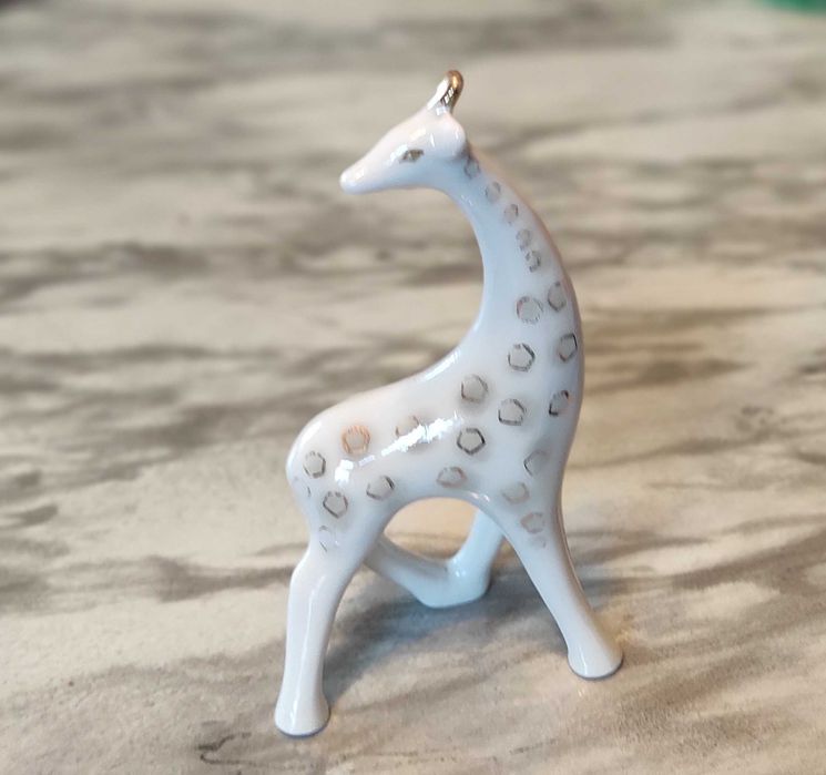 Продам фарфоровые статуэтки.