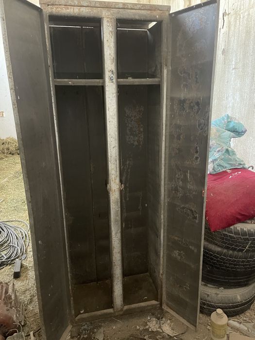 Металлический шкаф
