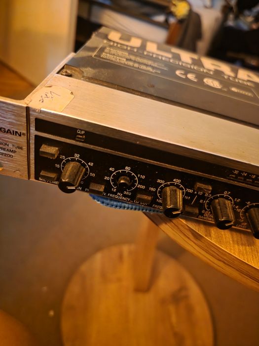 Preamplificator cu tub Behringer Ultragain Pro MIC2200