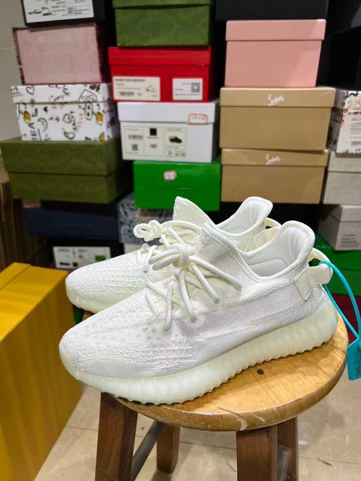 Adidasi Yezzy marimea 37 38