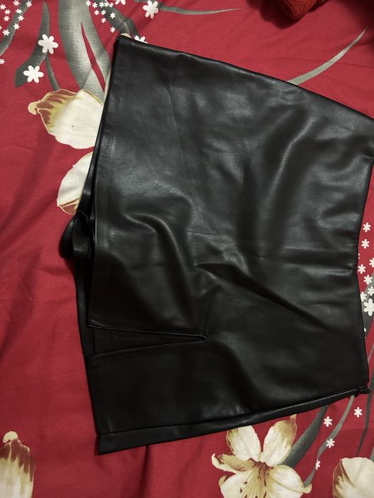 Fusta de piele tip pantaloni scurti