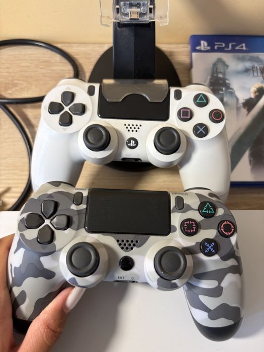 ДОГОВАРЯЕМ  PS4 Pro Glacier White 1 TB + 2 оригинални DualShock4 контролера със зареждаща стойка, игри по желание