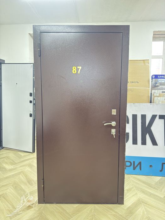 Входная дверь металлическая б/у, в отличном состоянии