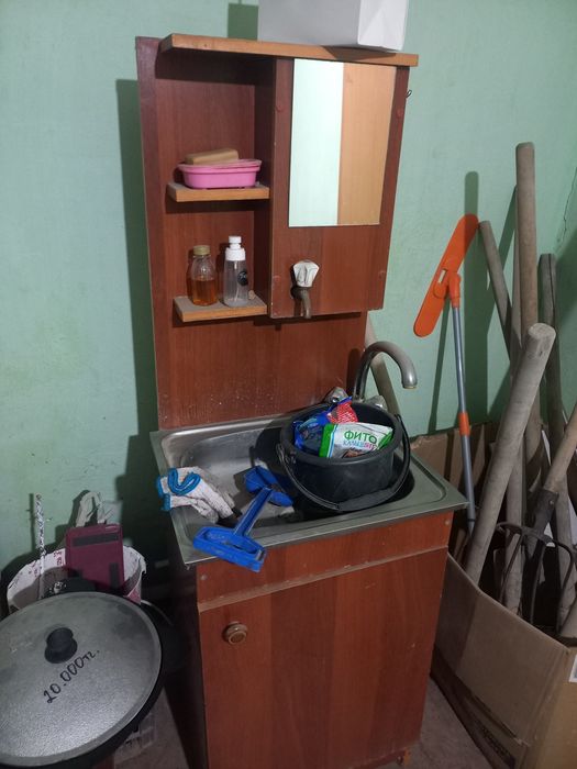 Умывальник с краном и раковиной