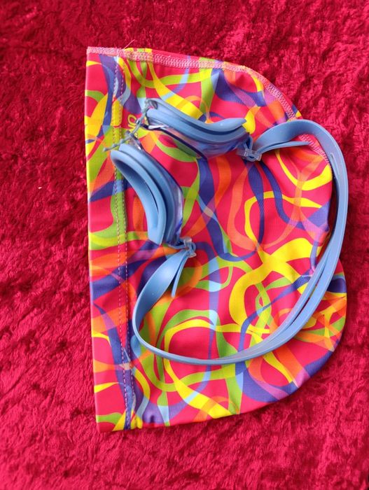 Очки и шапочка для плавания , бассейна