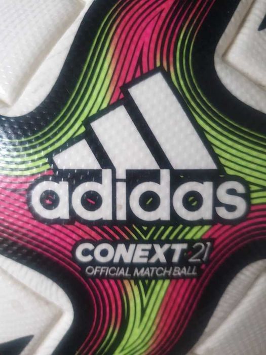 Minge de fotbal oficială Adidas Conext 21 Pro.