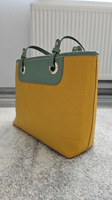 Стилна дамска чанта в цвят горчица с детайли в цвят мента