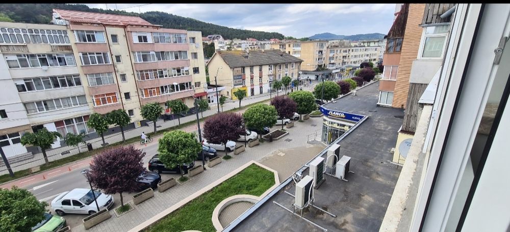 Propietar inchiriez ap. 3 camere,et.3, zona centrala