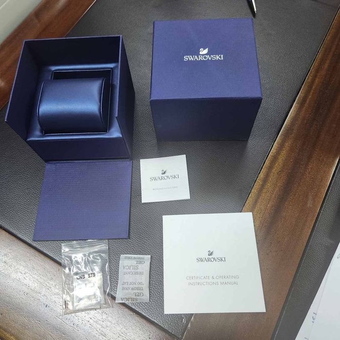 Часовник нов СВАРОВСКИ