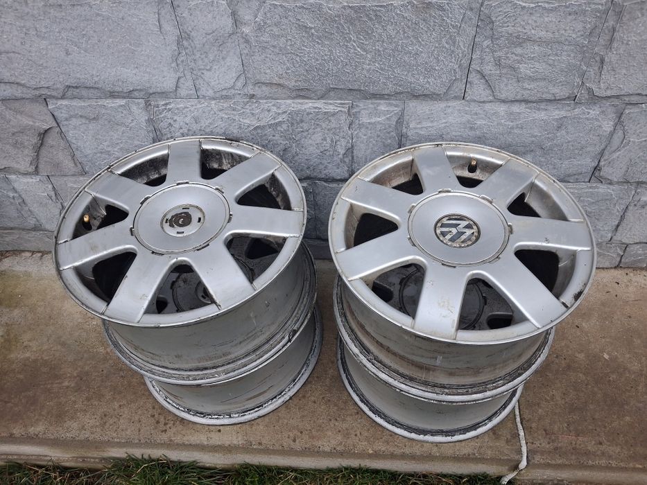 Vând genți din aliaj pe 15