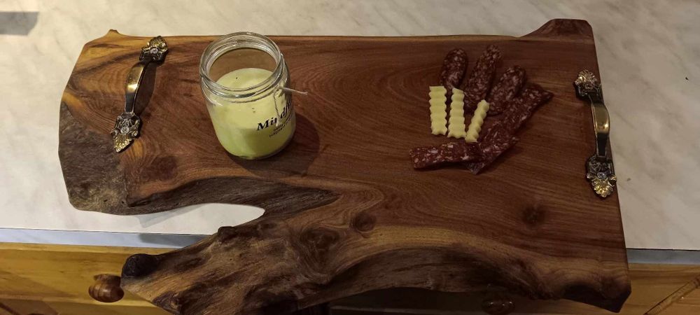 Плата от естествено дърво.